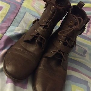 Brown zip up ancle boots